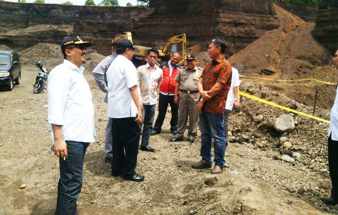 Rombongan Komisi I DPRD Pasuruan saat meninjau lokasi tambang.