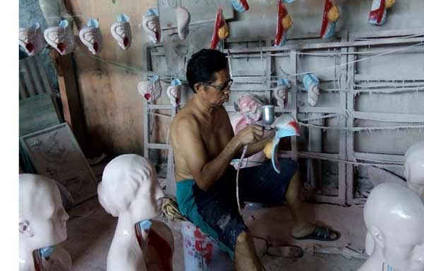 suntoro saat mengecat alat peraga. foto: faratiti dewi/BANGSAONLINE