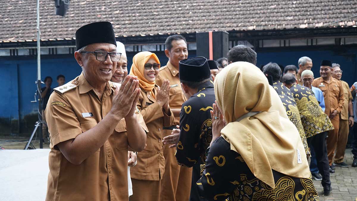 Gus Qowim dan jajaran saat bersalaman dengan ASN beserta staf di Kecamatan Kota. Foto: Ist
