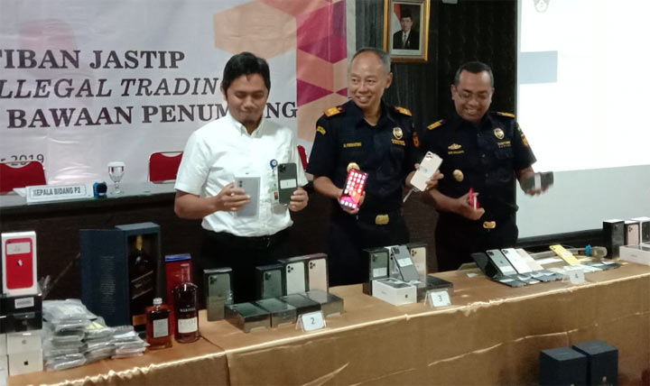 Petugas Bea Cukai Juanda menunjukkan barang-barang yang bakal dimusnahkan, termasuk puluhan Iphone 11.