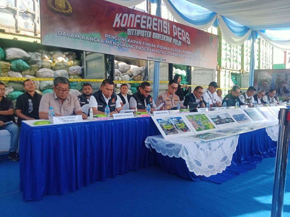 Konferensi pers pengungkapan penyelundupan batu bara ilegal menggunakan kontainer