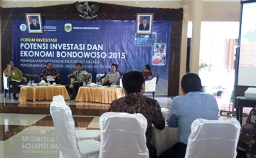 Bupati Bondowoso Amin Said Husni saat mempresentasikan sumber daya alam Bondowoso di hadapan investor. Foto: sugiyanto/BANGSAONLINE