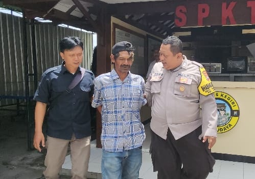 Petugas Polsek Kunjang saat membawa pelaku penusukan ibu kandungnya