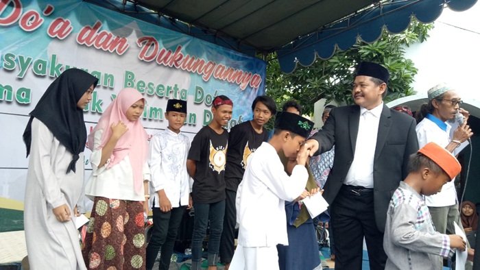 SANTUNI YATIM: Luqman Mualim saat menggelar Tasyakuran dan Santunan Anak Yatim di Desa Semampir, Kecamatan Sedati, Ahad (2/2). foto: ist