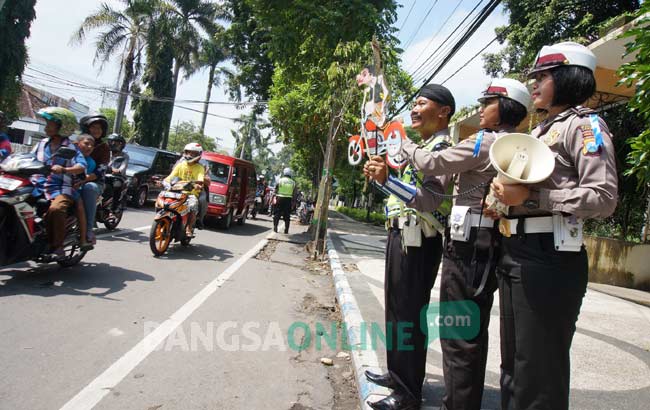 Operasi Simpatik di Jombang, Warga Disuguhi Wayang Kulit Lalu Lintas