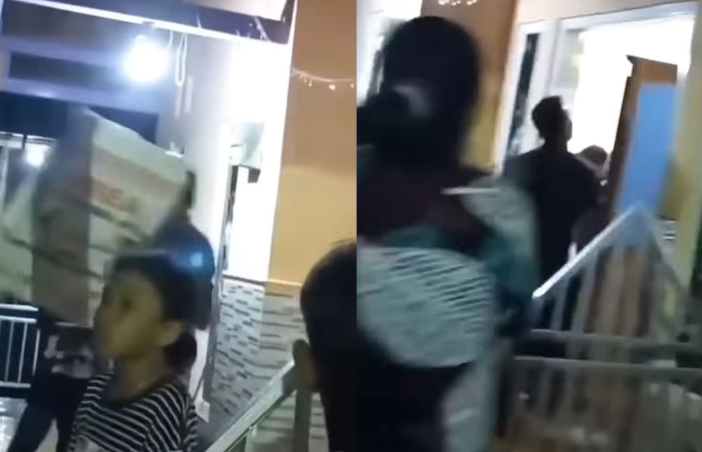 Saat suami bersama orang lainnya mengangkut prabotan di Songgom Kidul, Desa Bajangan, Kabupaten Brebes, Jawa Tengah