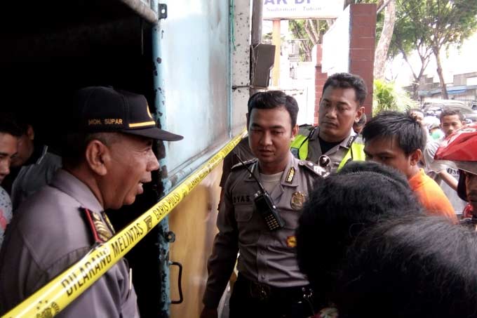 Petugas saat melakukan olah TKP. foto: SUWANDI/ BANGSAONLINE