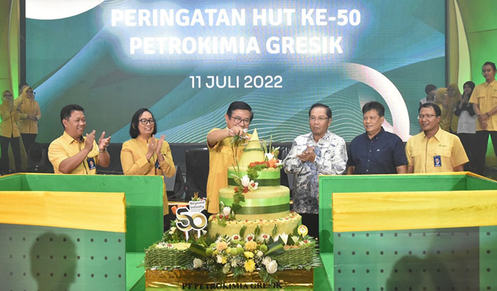 Direktur Utama Petrokimia Gresik, Dwi Satriyo Annurogo, didampingi jajaran direksi saat memotong tumpeng dalam peringatan HUT perusahaan yang ke-50. Foto: Ist