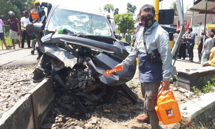 Minibus Tertabrak KA Matarmaja di Perlintasan Tanpa Palang Pintu di Kota Blitar, 1 Orang Kritis