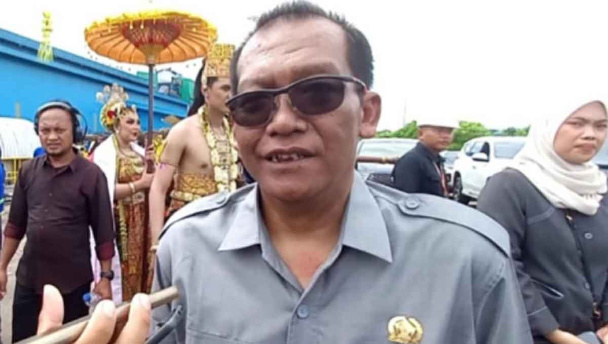 Ketua DPRD Kabupaten Blitar, Supriadi, saat memberi keterangan ke awak media.