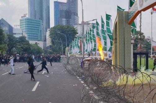 Massa aksi saat melempari gedung grahadi dengan petasan. FOTO: Novandryo/BANGSAONLINE