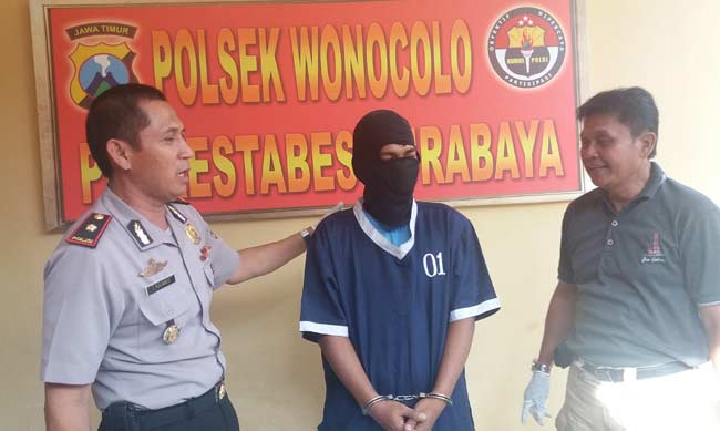 Tersangka didampingi Kapolsek Wonocolo Kompol Taufik Yulianto di Mapolsek Wonocolo.