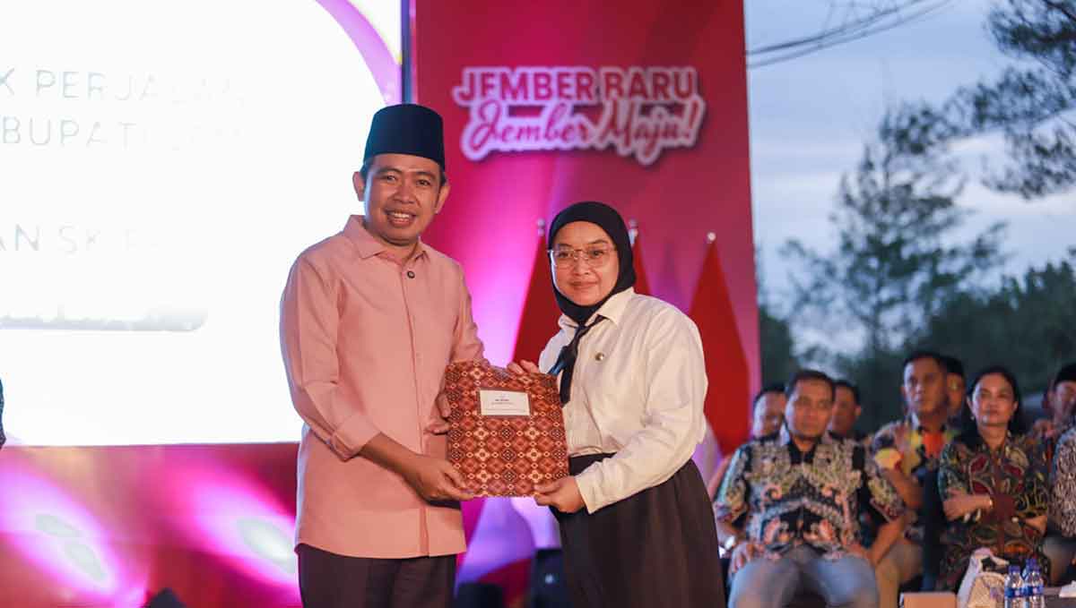 Bupati Jember saat menyerahkan SK PPPK.