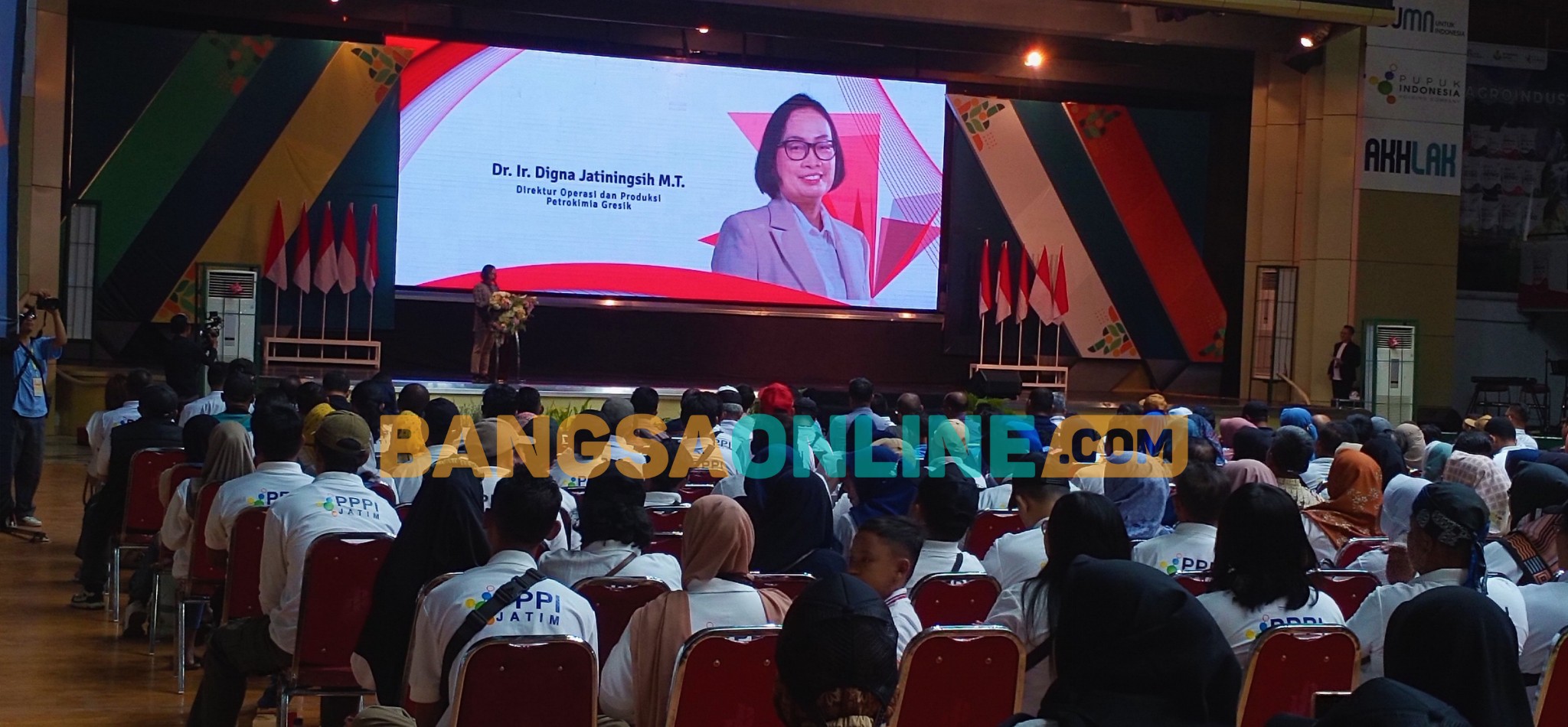 Direktur Operasi dan Produksi Petrokimia Gresik, Digna Jatiningsih saat memaparkan tugas Petrokimia Gresik dalam penyediaan pupuk di hadapan ribuan pengecer pupuk. Foto: SYUHUD/BANGSAONLINE
