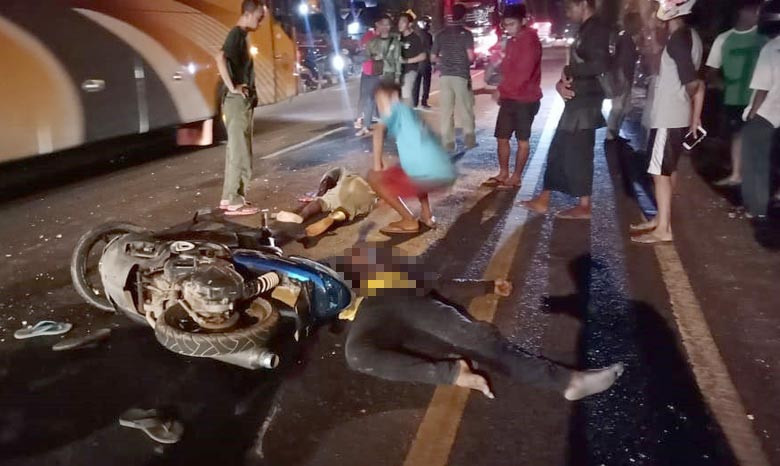 Warga berkerumun di lokasi kejadian.