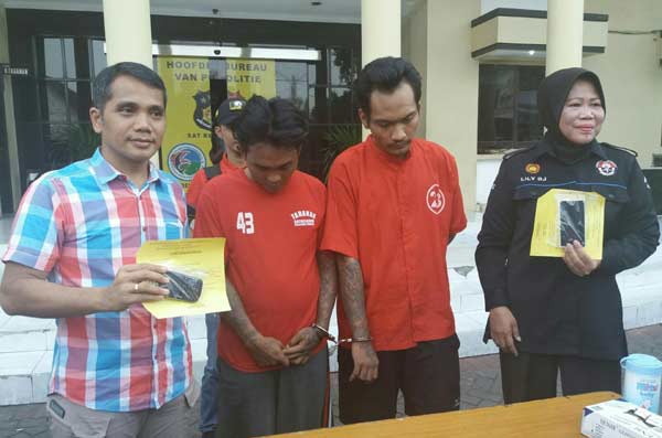 Dua tersangka jambret saat dirilis di Mapolrestabes Surabaya.