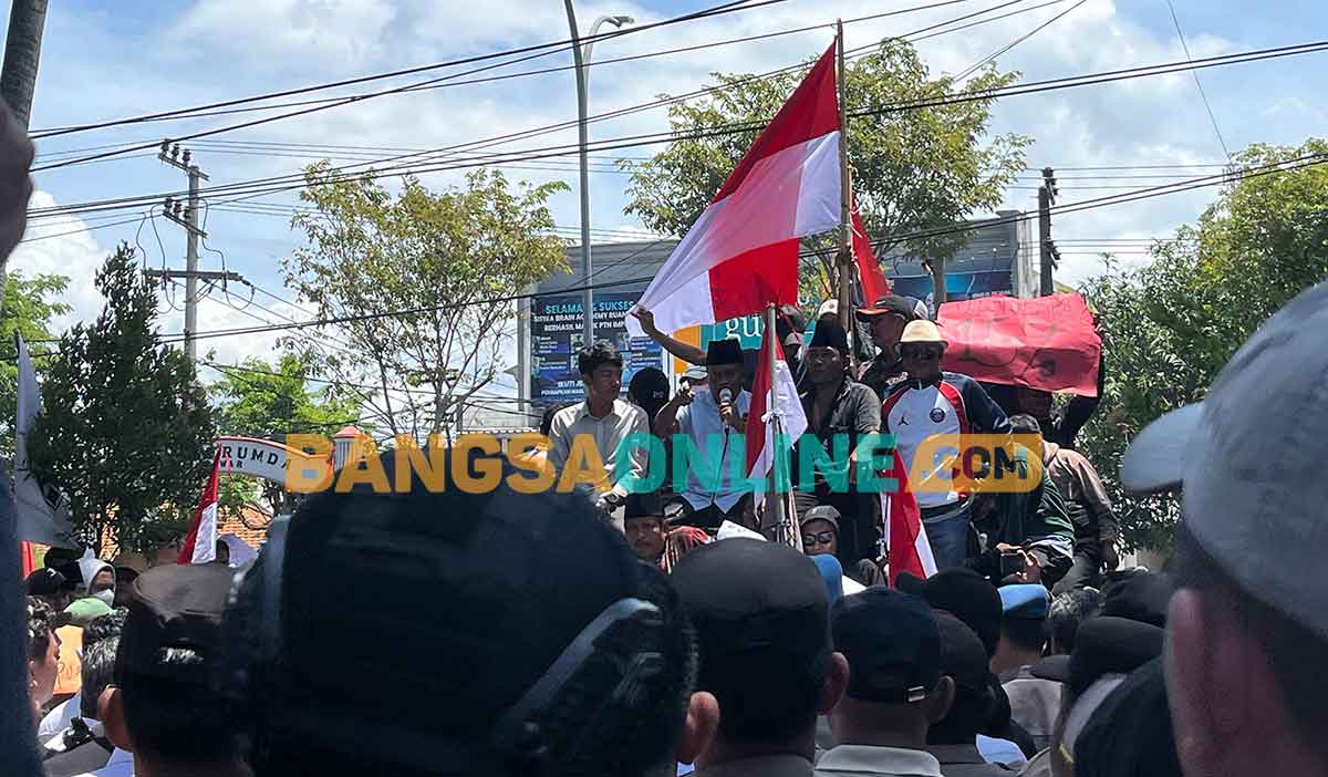 Kantor Bupati Bangkalan saat didemo masyarakat. Foto: SUBAIDAH/BANGSAONLINE