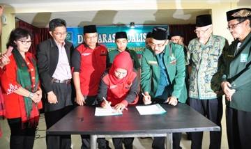 DEKLARASI. Ketua DPC PKB Gresik, Jazilul Fawaid dan Ketua DPC PDIP Gresik Siti Muafiyah meneken MoU dalam deklarasi koalisi Jo-Bang, kemarin. foto : much shopii/BANGSAONLINE