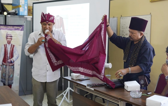 Tim Kajian Pakaian Khas Kabupaten Kediri saat melakukan sosialisasi pakaian khas di Kantor Dinas Pariwisata dan Kebudayaan Kabupaten Kediri. foto: ist.