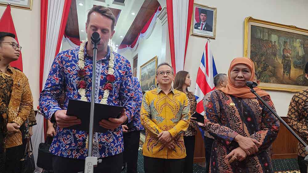 Gubernur Jawa Timur Khofifah Indar Parawansa, didampingi His Majesty