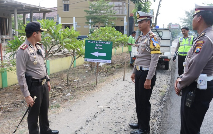 Kapolres Bojonegoro, AKBP Ary Fadli yang ikut memantau pemasangan rambu-rambu.
