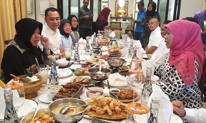 Wali Kota Risma saat mengawali pertemuan di meja makan bersama Gubernur Jatim Terpilih Khofifah Indar Parawansa, sambil membicarakan pembangunan Kota Surabaya dan Jawa Timur ke depan. foto: ist