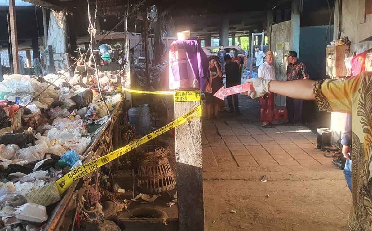 Petugas saat olah TKP penemuan bayi tewas di Sidoarjo.