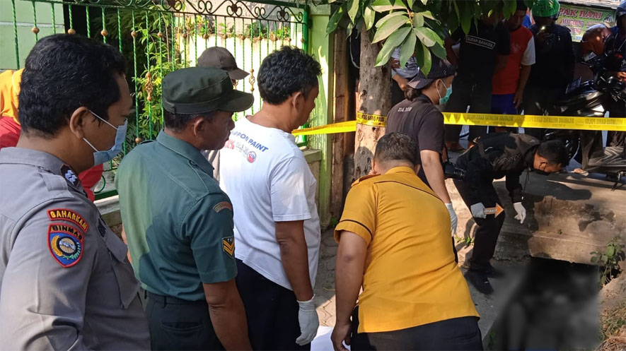  Petugas saat akan mengevakuasi korban. 