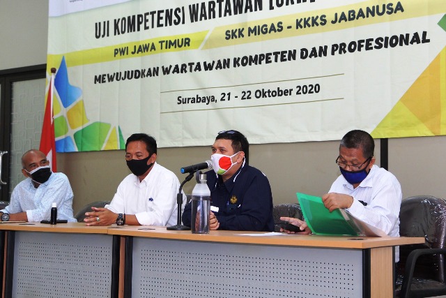 Tampak Ketua PWI Jatim Ainur Rohim (no 2 dari kiri), Machmud Suhermono wakil ketua bidang organisasi (paling kiri), Kepala Bagian Humas SKK Migas Jabanusa Doni Ariyanto (no 3), dan Anggota Komisi Kompetensi PWI Pusat Djoko Tetuko (paling kanan).