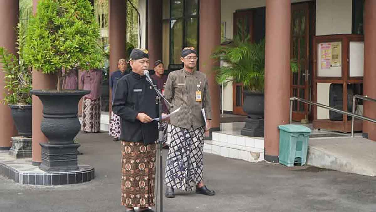 Sekdakab Trenggalek, Edy Supriyanto, saat memimpin upacara peringatan Hardiknas atau Hari Pendidikan Nasional 2025.