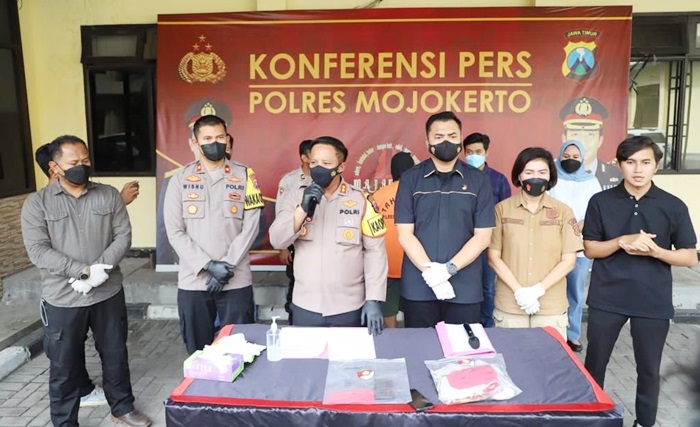 AKBP Apip saat rilis pers di Mapolres Mojokerto, Jl. Gajahmada No. 99, Mojosari, Rabu (13/7/2022).