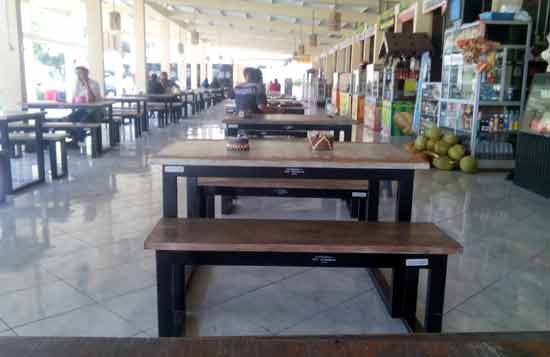 Suasana sentra kuliner di Bang Kodir yang masih Sepi. 