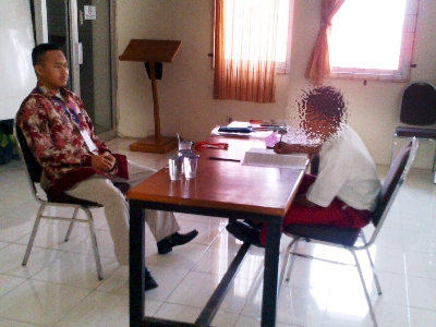 ?RF mengerjakan Ujian Sekolah di Rutan Medaeng. Foto:nur faishal/HARIAN BANGSA