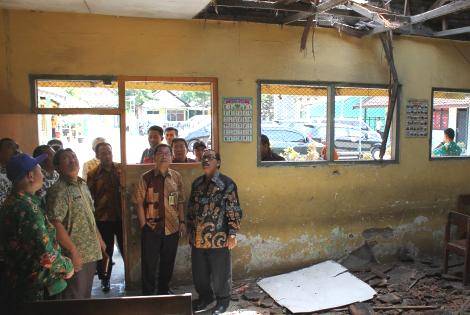 RESPON – Wabup Sidoarjo HMG Hadi Sutjipto didampingi Kepala Diknas Sidoarjo Mustain Baladan dan Kepala Pelaksana BPBD Dwidjo Prawito melihat kondisi atap kelas SDN Balongbendo yang jebol akibat rayap, Rabu (12/11/2014). foto humas pemkab sidoarjo untuk BangsaOnline