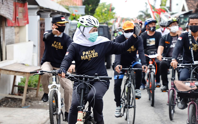 Gowes di Tulungagung, Gubernur Khofifah Bagikan Masker dan Sosialisasi Perda “Wajib Masker”