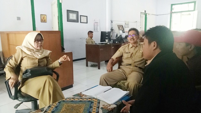 Kadissos Banyuwangi Peni Handayani bersama kabid SPM dan awak media yang mengkonfirmasi permasalahan terkait SPM.