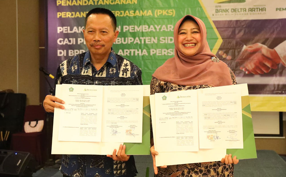 KERJA SAMA: BPR Delta Artha dan Dinas Dikbud Sidoarjo meneken PKS pembayaran gaji guru PPPK, Jumat (29/7/2022) malam. Foto: Ist.