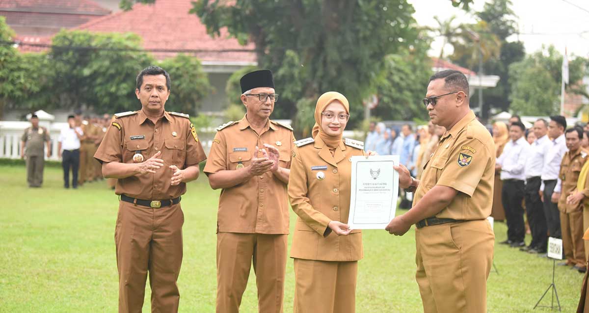 Wali Kota Kediri saat menyerahkan SK Kenaikan Pangkat periode 1 Maret 2026. Foto: Ist