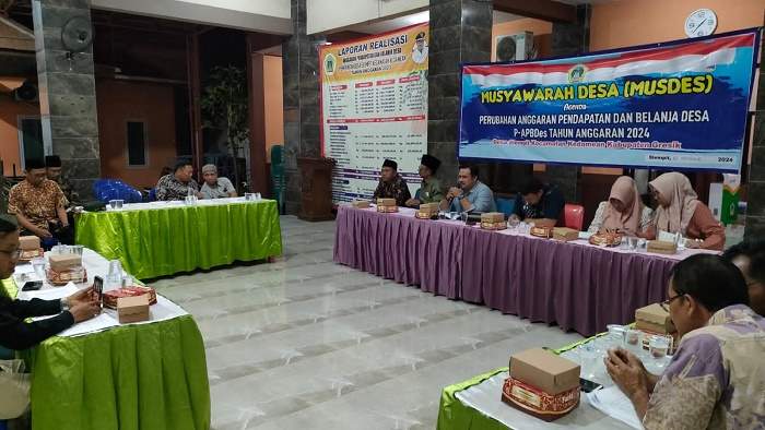 Pemdes Slempit saat menggelar musdes. Foto: Ist.