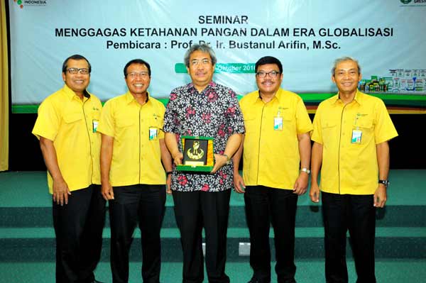 Prof Bustanul Arifinbersama jajaran direksi PG saat seminar. foto: syuhud/ BANGSAONLINE