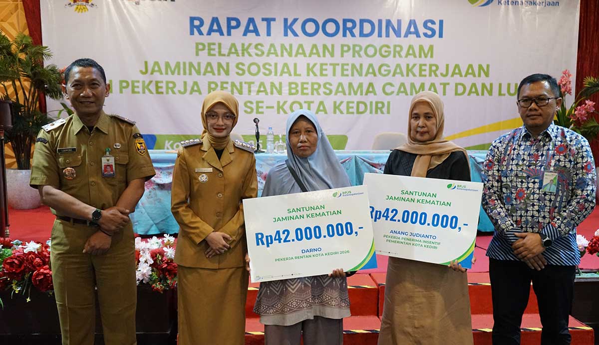 Wali Kota Kediri bersama penerima santunan jaminan kematian. Foto: Ist