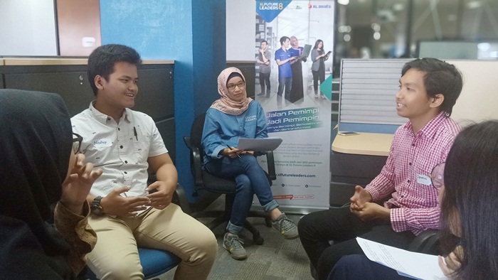 Mahasiswa dari berbagai perguruan tinggi menjalani salah satu tes seleksi XL Future Leaders Batch 8 yaitu Leaderless Group Discussion (LGD) di Surabaya.