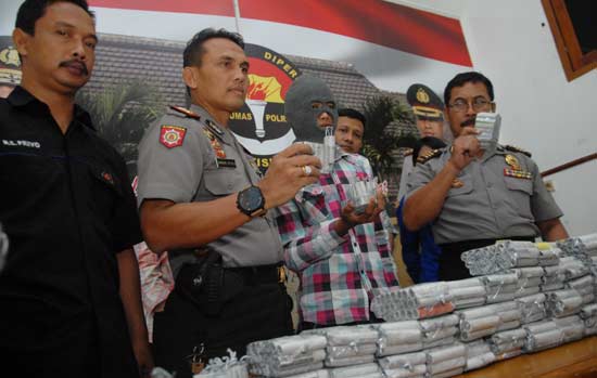 Pelaku dan barang bukti saat diamankan di Mapolres Jombang. (foto: rony suhartomo/BANGSAONLINE)