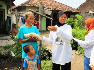 ?Ibu berseragam Prabowo saat memberikan gula 5 kg kepada warga miskin. Foto:muhammad syafii/BANGSAONLINE
