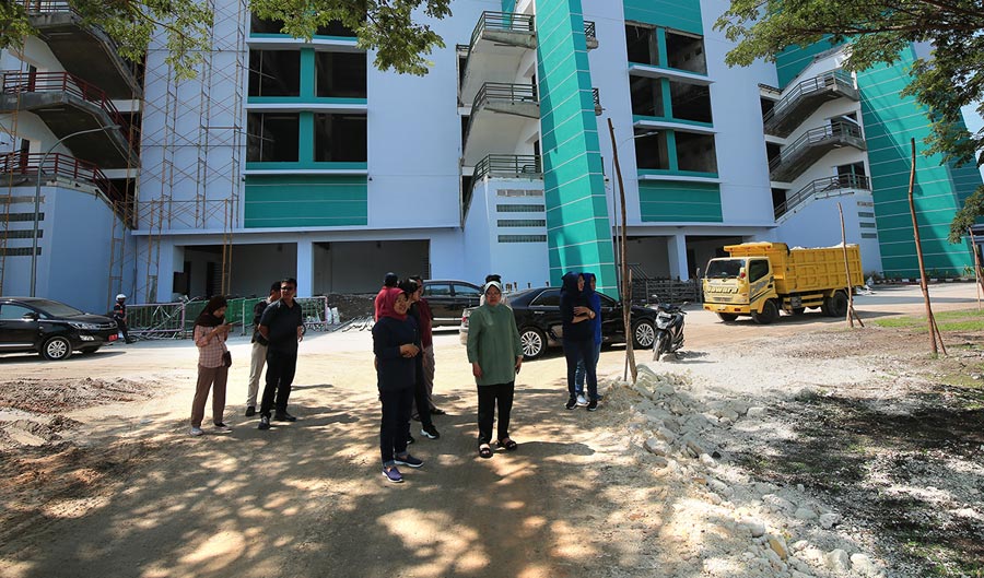 Wali Kota Risma bersama rombongan saat meninjau meninjau Stadion Gelora Bung Tomo (GBT) Surabaya, Minggu (29/12/2019). foto: ist