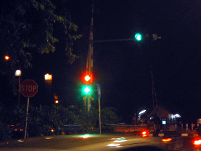 ?Lampu penunjuk arah belok kiri, hijau dan merah menyala bareng. Ini membingungkan pengendara. foto diambil Sabtu pekan lalu. foto:rizki alfian/BANGSAONLINE