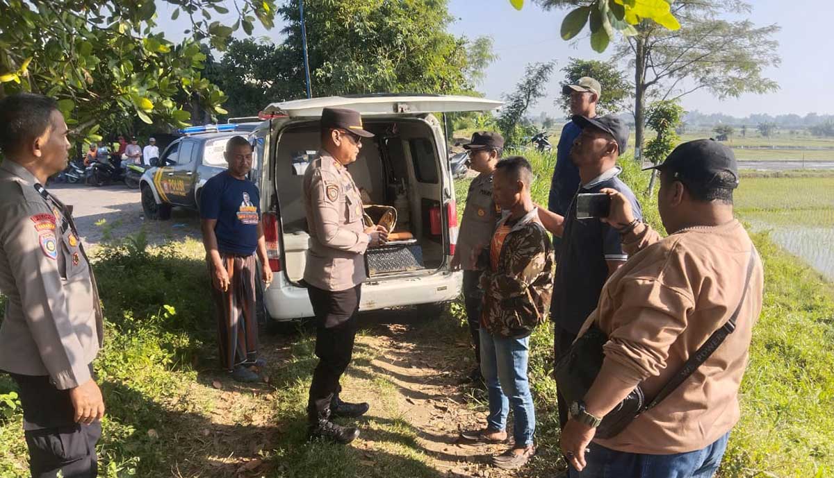 Petugas ketika mengevakuasi jenazah korban.


