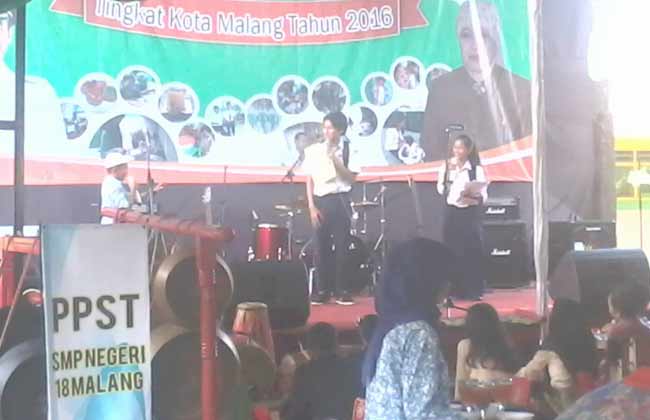 M. Aminudin dan dua rekannya saat memeragakan peran seni ludruk di ajang Lomojari ke 18 tahun 2016. 