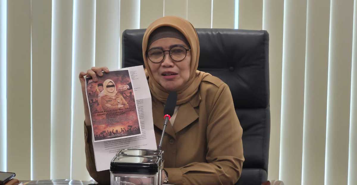 Kepala BKD Jatim, Indah Wahyuni, saat klarifikasi terkait pemanggilannya dalam kasus korupsi di Ponorogo.
