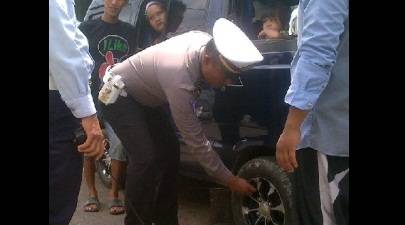 Petugas sedang menggembosi ban taksi yang mokong. foto: Bahri/BansaOnline.com